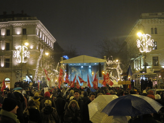 demonstracja przed Opera w Budapeszcie, 2.1.2015 demonstracja przed Opera w Budapeszcie, 2.1.2015
