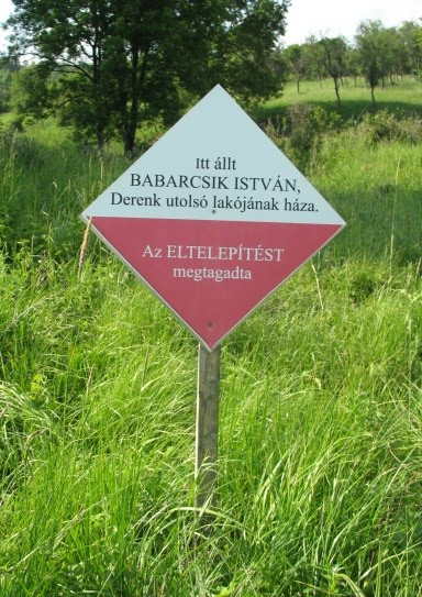 Derenk_tablica_domu_Babarcsika