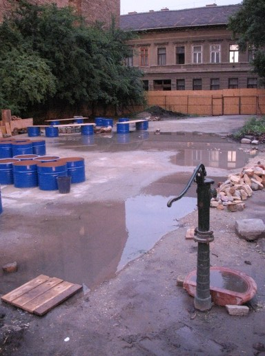 ogrodek_pompa_beczki