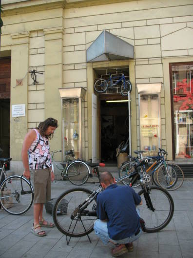 punkt naprawy rowerów na ulicy Kiraly Budapeszt punkt naprawy rowerów na ulicy Kiraly Budapeszt