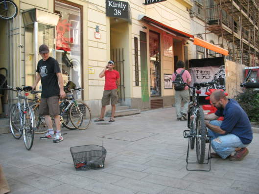 punkt naprawy rowerów na ulicy Kiraly Budapeszt punkt naprawy rowerów na ulicy Kiraly Budapeszt