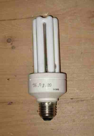 przepalona żarówka energooszczędna przepalona żarówka energooszczędna